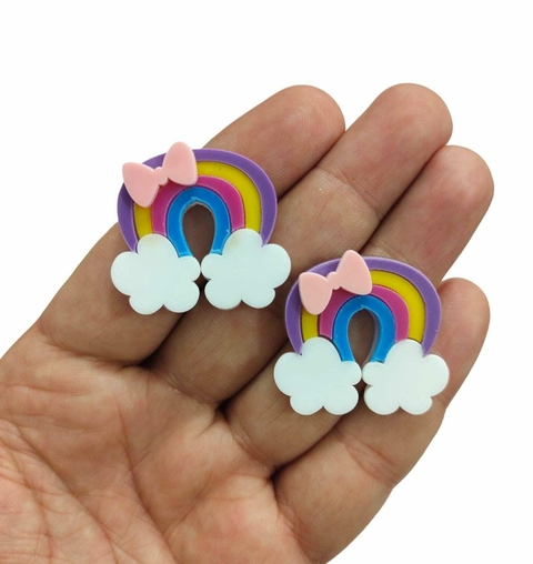 APLIQUE ACRÍLICO ARCO-ÍRIS TOPO LILAS COM LAÇO - 2 UNIDADES