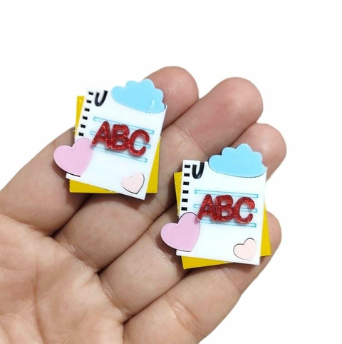 APLIQUE ACRÍLICO VOLTA ÀS AULAS CADERNO ABC E CORAÇÃO - 2 UNIDADES