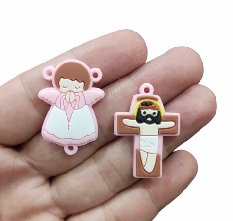 APLIQUE EMBORRACHADO CRUCIFIXO E ANJINHO PARA TERÇO ROSA BEBE - DUPLINHA