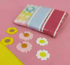MINI KIT FITA YAMA MARGARIDAS BRANCAS COM FUNDO CANDY + APLIQUES MARGARIDAS - comprar online