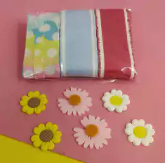 MINI KIT FITA YAMA MARGARIDAS BRANCAS COM FUNDO CANDY + APLIQUES MARGARIDAS