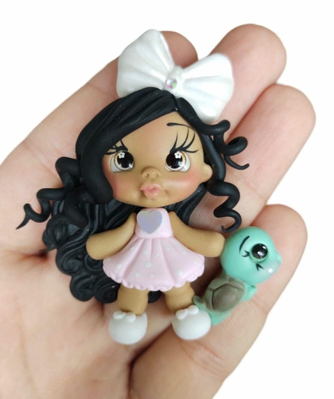 APLIQUE MENINA VESTIDO POÁ E TARTARUGA - BISCUIT