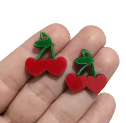 PINGENTE APLIQUE ACRÍLICO CEREJA CORAÇÃO - 2 UNIDADES
