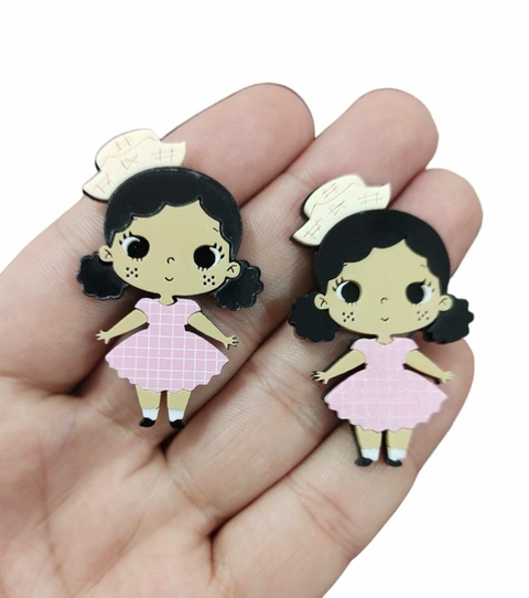 APLIQUE ACRÍLICO MENINA JUNINA COM CHAPÉU E VESTIDO ROSA - 2 UNIDADES