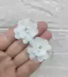 FLOR DE VOAL COM MEIO DE STRASS E PÉROLA BRANCA 4CM - 2 UNIDADES