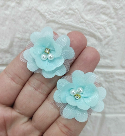 FLOR DE VOAL COM MEIO DE STRASS E PÉROLA TIFFANY 4CM - 2 UNIDADES