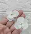 FLOR DE VOAL COM MEIO DE STRASS E PÉROLA OFF WHITE 5CM - 2 UNIDADES