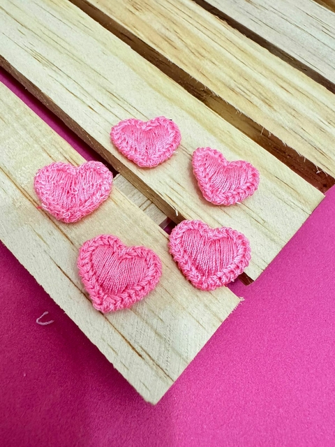 APLIQUE CORAÇÃO ROSA CHICLETE CROCHE - 5 UNIDADES