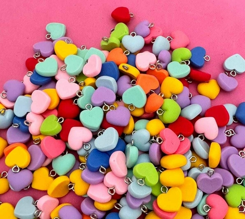 PINGENTE MINI CORAÇÕES COLORIDOS - 5 UNIDADES