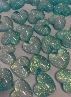 APLIQUE RESINA CORAÇÃO COM GLITTER 2CM - 10 UNIDADES na internet