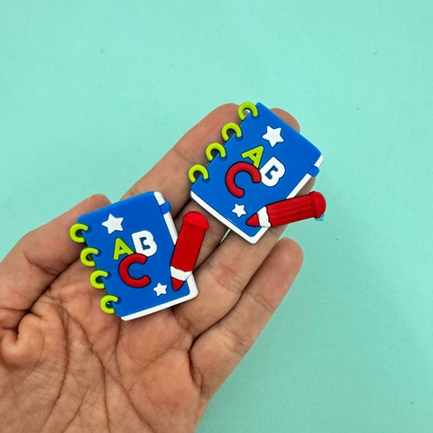 APLIQUE EMBORRACHADO ESCOLAR CADERNO AZUL COM LÁPIS - 2 UNIDADES - comprar online