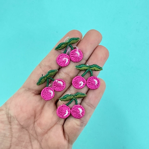 APLIQUE CEREJINHA BORDADA ROSA 2X1,5CM - 4 UNIDADES - comprar online