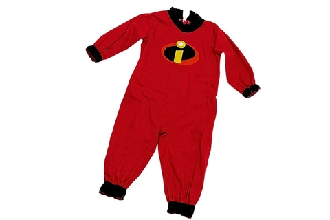 macacão infantil da loja little lolô com tema Os Incríveis, macacão com cor vermelha e datalhes da logo em feltro na frente.
