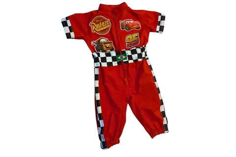 Macacão infantil vermelho com tema de corrida, estampas de carros e detalhes em preto e branco.