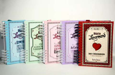 Pack com 5 volumes Diário Lenormand Capa Dura - de Karla Souza