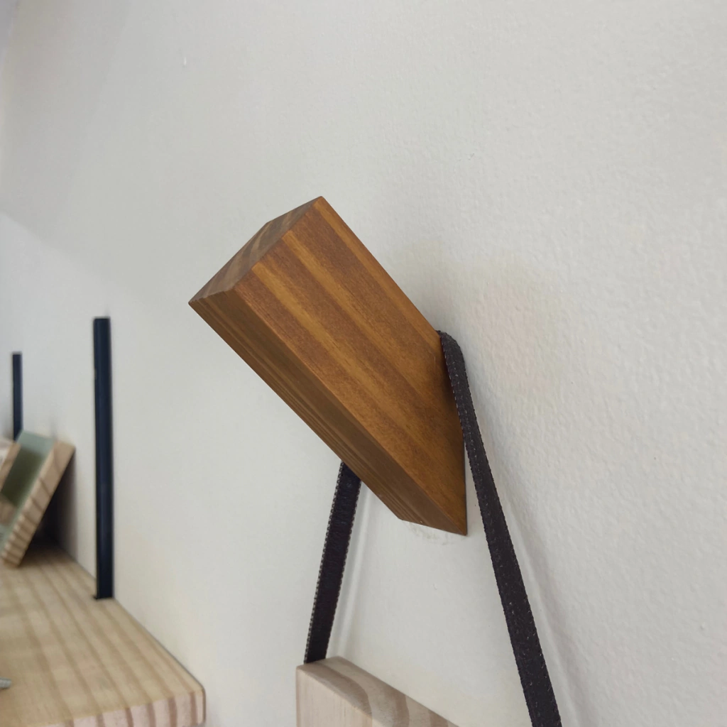 Gancho de Parede Minimalista em Madeira – Decoração Funcional com Estilo