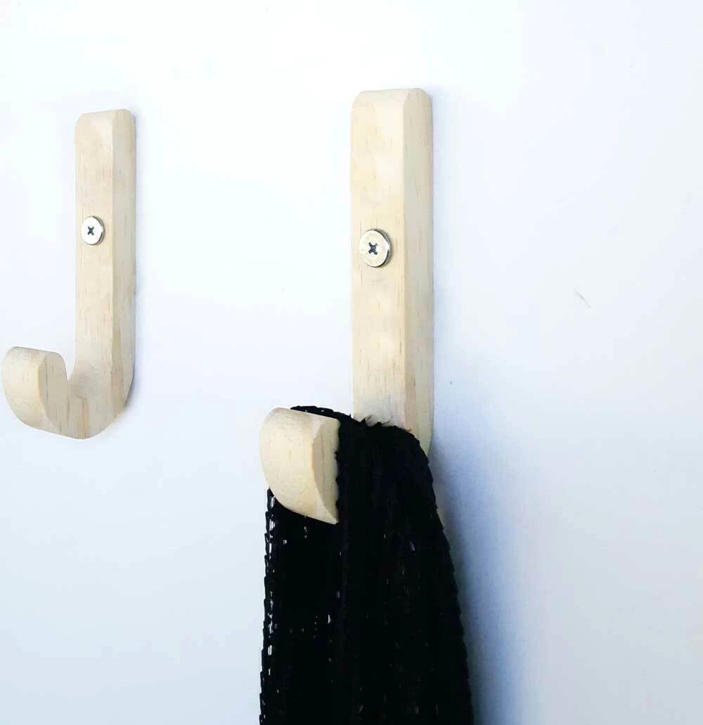 Gancho de Parede em Madeira Modelo J – Minimalista, Versátil e Decorativo