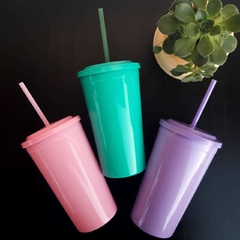 vaso con bombilla