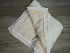 MANTA TEJIDO TRENZAS CON PIEL