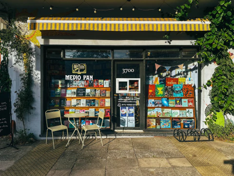 Imagen del carrusel Librería Medio Pan y un Libro