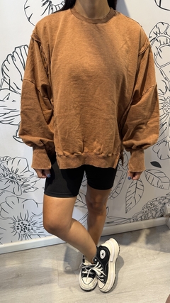 BUZO COSTURAS MARRÓN - Mantrafitarg