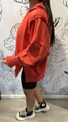 BUZO COSTURAS ROJO CAPUCHA - Mantrafitarg