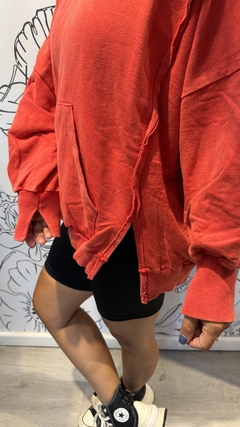 BUZO COSTURAS ROJO CAPUCHA en internet