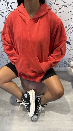 BUZO COSTURAS ROJO CAPUCHA - comprar online