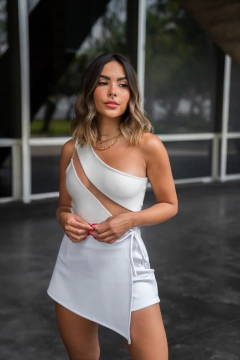 Short Saia Branco Taíssa na internet
