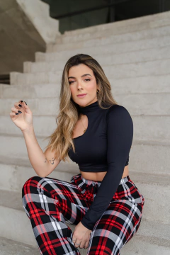 Cropped uma Manga Gola Preto Bruna - comprar online