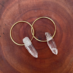 Argola Cristal de Quartzo Dourada - Emanamuletoselvagens