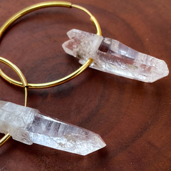 Argola Cristal de Quartzo Dourada - comprar online