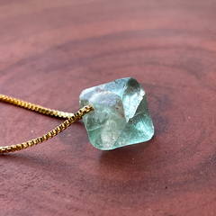 Colar Fluorita Octaedro Dourado - comprar online