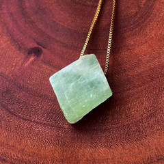 Colar Calcita Verde Dourado - comprar online