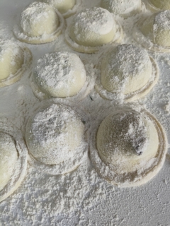 Sorrentinos frizados de calabaza muzza y cebolla caramelizada