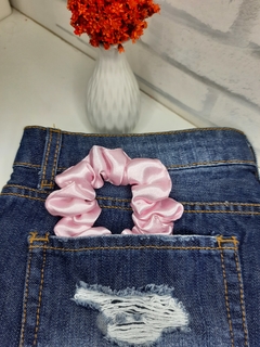SCRUNCHIE XUXINHA DE CETIM LISA ANTIFRIZ - comprar online