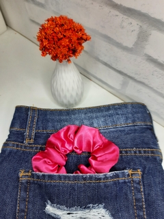 SCRUNCHIE XUXINHA DE CETIM LISA ANTIFRIZ na internet