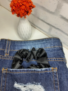 SCRUNCHIE XUXINHA DE CETIM LISA ANTIFRIZ - Boca Rosada Makeup