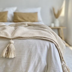 Manta / Pie de cama Nido con borlas (crudo)