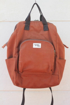 Mochila chocolate com bolso para note