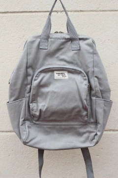 Mochila cinza com bolso pra note - I wanna be your toy