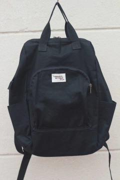 Mochila preta com bolso pra note na internet