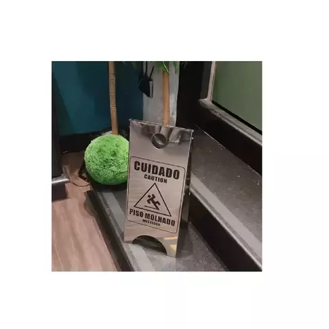 Placa Sinalizadora Piso Molhado Inox AISI 430 – Resistente e Durável
