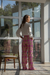 Calça de alfaiataria Pérsea em tecido xadrez flanelado 100% algodão, braguilha, fechamento com gancho e bolso faca na frente. Conjunto com o blazer Pérsea. Elegante e sofisticada para ocasiões formais e profissionais.