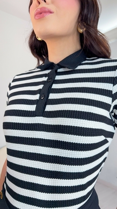 BLUSA GOLA POLO LISTRADA EM CROCHÊ - Maria Chá