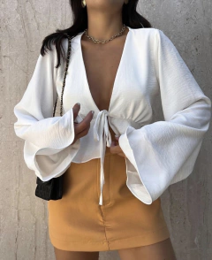 Blusa Mangas Flare Sofia na internet