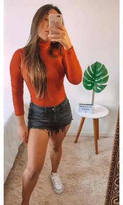 blusa-canelada-blogueira-manga-longa-gola-confortável 