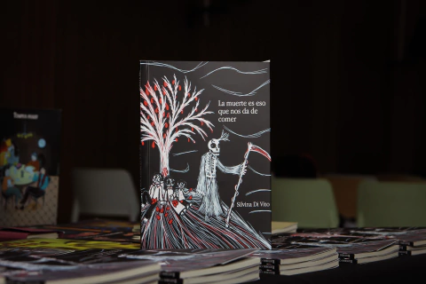"La muerte es eso que nos da de comer" de Silvina Di Vito ( Poemario )