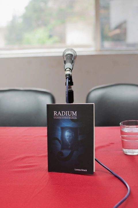 RADIUM "Los poemas de María Sklodowska" Lorena Strack