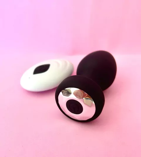 PLUG ANAL COM CONTROLE VIBRADOR RECARREGÁVEL 10 VELOCIDADES